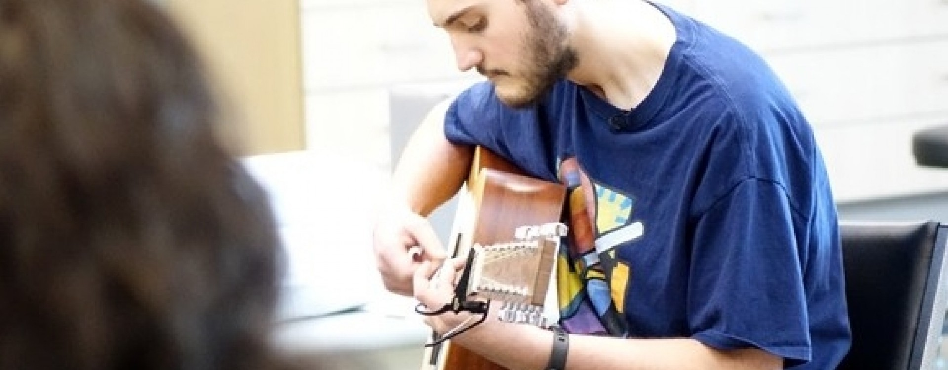 Former patient fulfills promise of playing guitar for care team